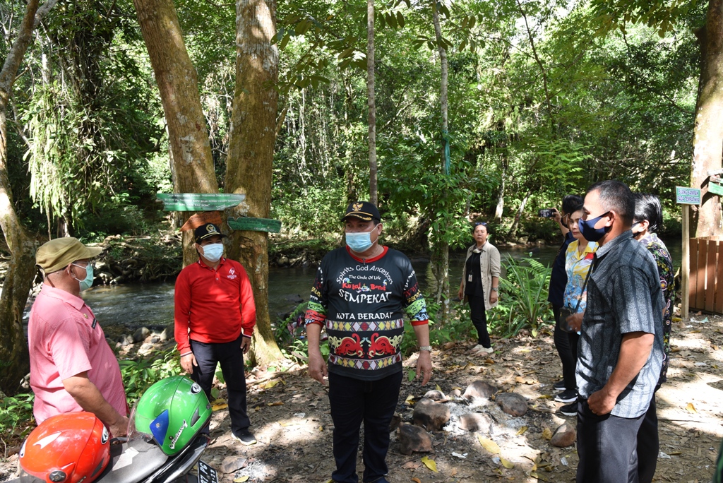 Bupati FX Yapan Meninjau Langsung Objek Wisata Bumi Perkemahan Batuq Bura Kampung Lakan Bilem Kecamatan Nyuatan.